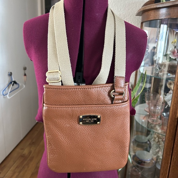 Michael Kors Crossover Pocketbook. Brown With Adjustable Shoulder Strap. - Picture 2 of 5